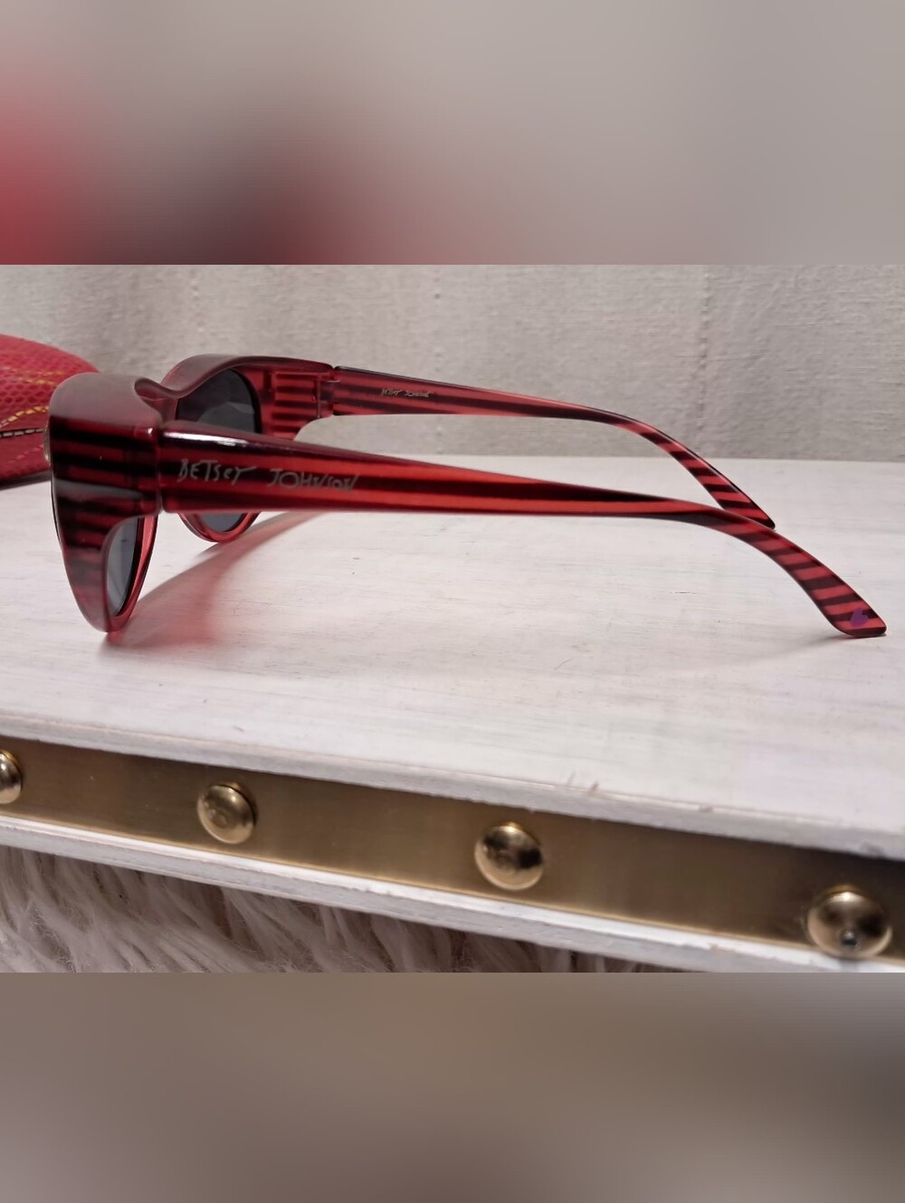 Stylish Red Women's Sunglasses - Classic Round Frame - Picture 3 of 11